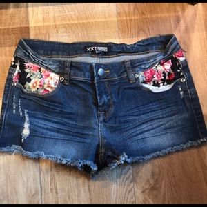 Denim shorts with floral accents 🌸